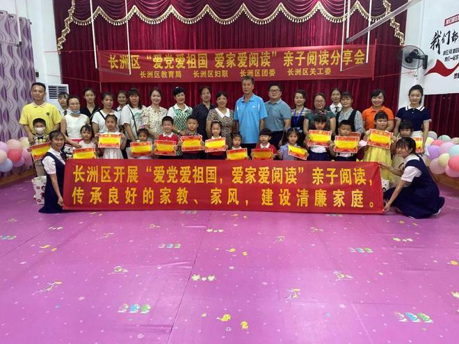 小车爆胎抛锚快车道，交警化身“修理工”热心解围